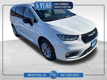 New 2025 Chrysler Pacifica Select