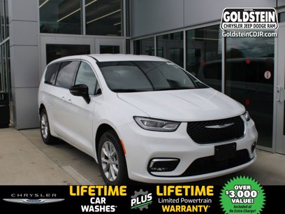 New 2025 Chrysler Pacifica Select