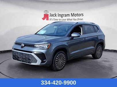Used 2025 Volkswagen Taos SE w/ Panoramic Sunroof Package