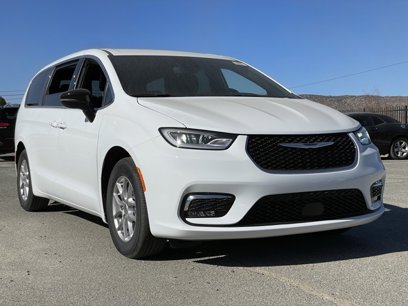 New 2025 Chrysler Pacifica Select w/ Uconnect Theater Family Group