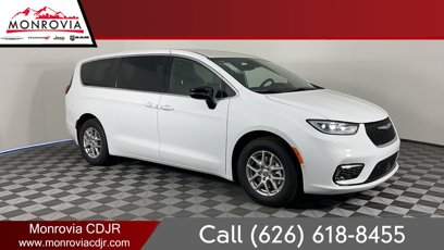 New 2025 Chrysler Pacifica Select