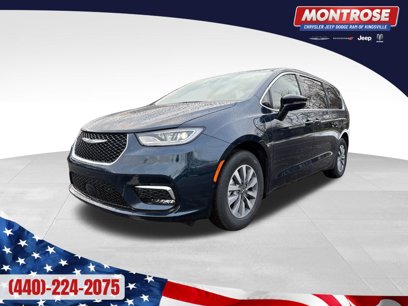 New 2025 Chrysler Pacifica Select w/ Uconnect Theater Family Group