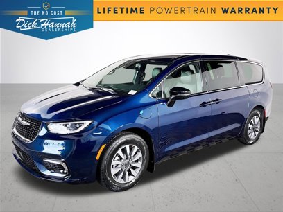 New 2025 Chrysler Pacifica Select