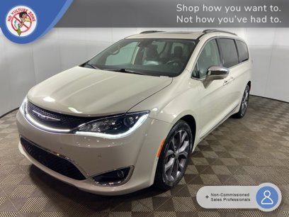 Used 2019 Chrysler Pacifica Limited w/ Tire & Wheel Group