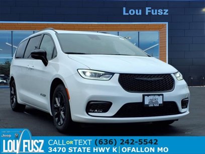 New 2025 Chrysler Pacifica Select