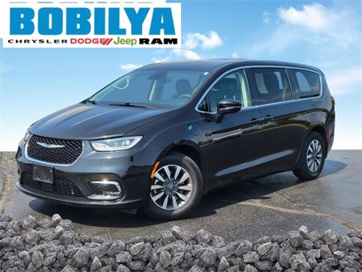 Used 2024 Chrysler Pacifica Select