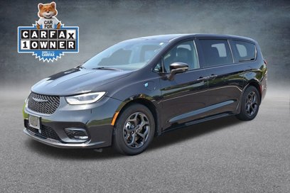 Used 2022 Chrysler Pacifica Touring-L w/ Uconnect Theater Family Group