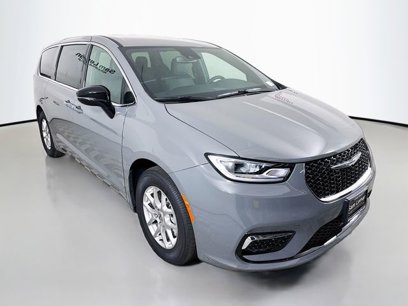 New 2025 Chrysler Pacifica Select w/ Uconnect Theater Family Group