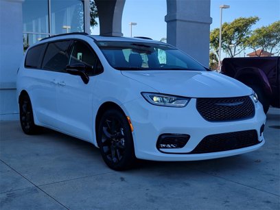 New 2023 Chrysler Pacifica Limited w/ Uconnect Theater Family Group