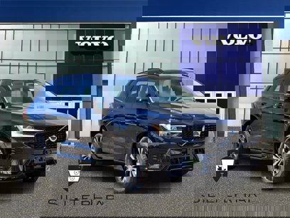 New 2025 Volvo XC60 B5 Core w/ Climate Package