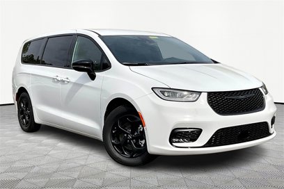 New 2024 Chrysler Pacifica Select w/ Uconnect Theater Family Group