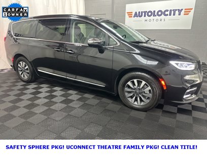 Used 2023 Chrysler Pacifica Limited w/ Uconnect Theater Family Group