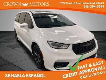 Used 2022 Chrysler Pacifica Limited w/ Uconnect Theater Family Group