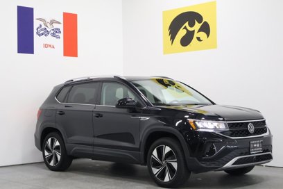 Used 2024 Volkswagen Taos SE w/ Panoramic Sunroof Package