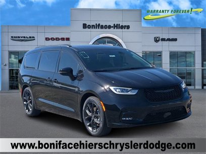 New 2025 Chrysler Pacifica Limited w/ Uconnect Theater Family Group