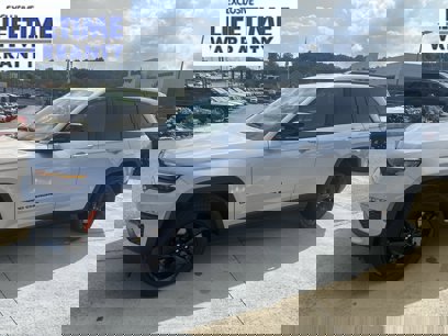 New 2025 Jeep Grand Cherokee Limited w/ Black Appearance Package