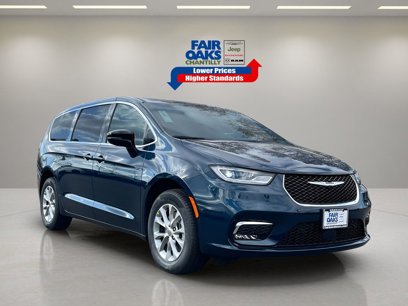 New 2025 Chrysler Pacifica Select