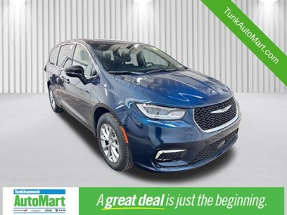 New 2025 Chrysler Pacifica Select w/ Uconnect Theater Family Group