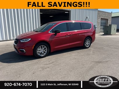 Used 2025 Chrysler Pacifica Select