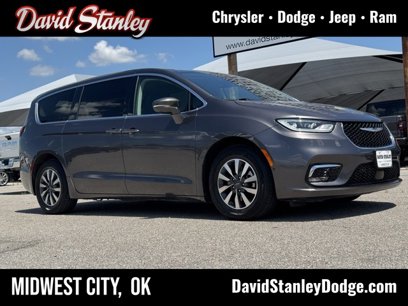 Used 2022 Chrysler Pacifica Touring-L w/ Uconnect Theater Family Group