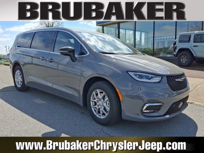 New 2025 Chrysler Pacifica Select