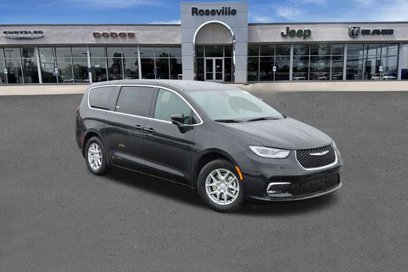 New 2025 Chrysler Pacifica Select