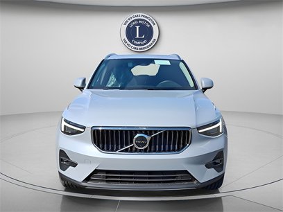 New 2025 Volvo XC40 B5 Plus w/ Climate Package