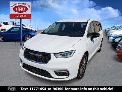 Used 2024 Chrysler Pacifica Select