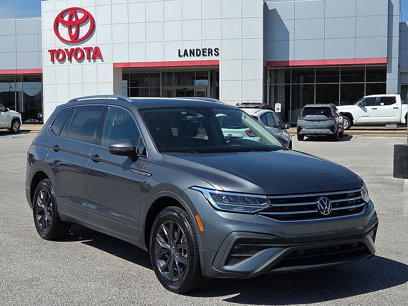 Used 2023 Volkswagen Tiguan SE w/ Panoramic Sunroof Package