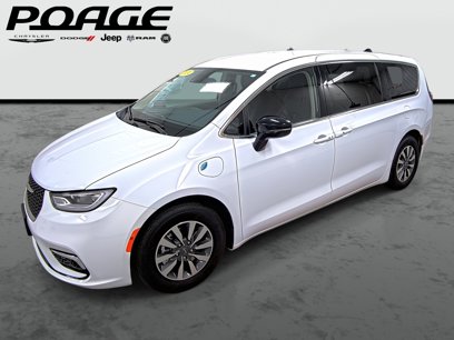 Used 2024 Chrysler Pacifica Select