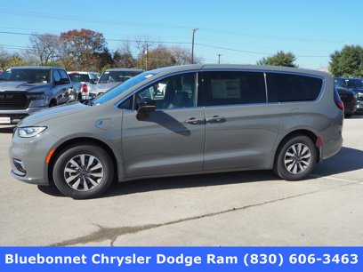 New 2025 Chrysler Pacifica Select