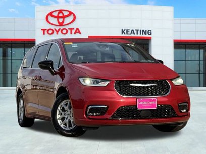 Used 2025 Chrysler Pacifica Select