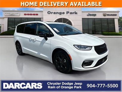 New 2025 Chrysler Pacifica Select