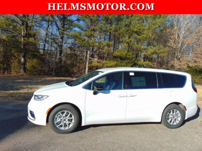New 2025 Chrysler Pacifica Select w/ Uconnect Theater Family Group