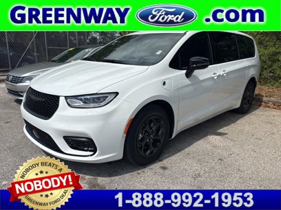 Used 2025 Chrysler Pacifica Premium