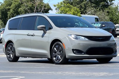 Used 2020 Chrysler Pacifica Limited w/ Advanced Safetytec Group