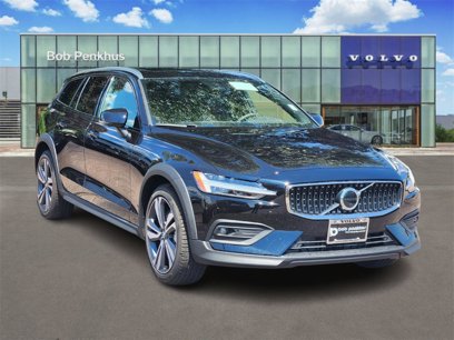 New 2026 Volvo V60 B5 Cross Country Plus w/ Climate Package