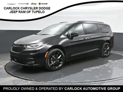 New 2025 Chrysler Pacifica Limited w/ Uconnect Theater Family Group