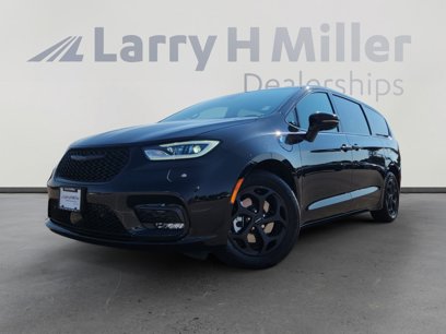 Used 2023 Chrysler Pacifica Limited w/ Uconnect Theater Family Group