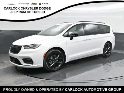 New 2025 Chrysler Pacifica Limited w/ Uconnect Theater Family Group