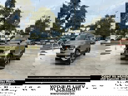Certified 2022 Volvo XC40 T5 R-Design w/ Advanced Package