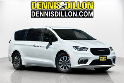 Used 2024 Chrysler Pacifica Select