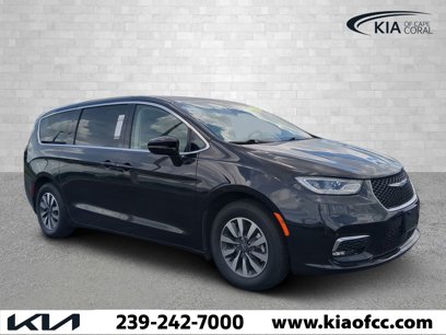 Used 2024 Chrysler Pacifica Select