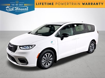 New 2025 Chrysler Pacifica Select w/ Uconnect Theater Family Group