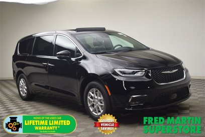 New 2025 Chrysler Pacifica Select