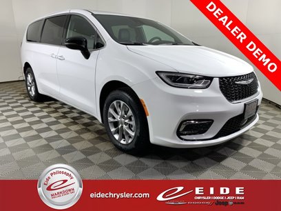New 2025 Chrysler Pacifica Select