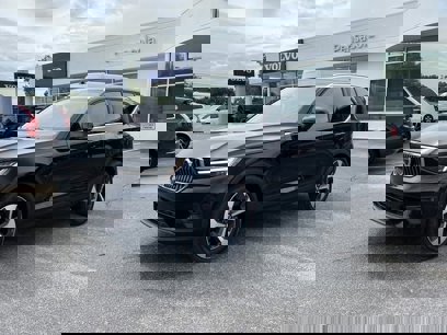 New 2025 Volvo XC40 B5 Plus w/ Protection Package Premier