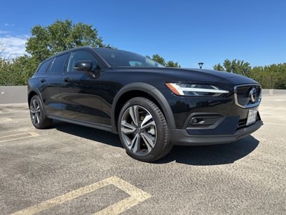 New 2025 Volvo V60 B5 Cross Country Plus w/ Protection Package Premier