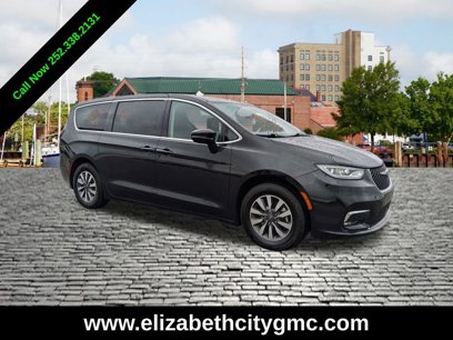 Used 2024 Chrysler Pacifica Select