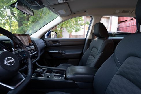 Used 2024 Nissan Pathfinder SV image 13